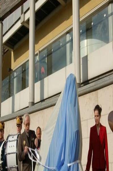 Памятник Шерлоку Холмсу в Москве, 2006 год: торжественное открытие синей тканью