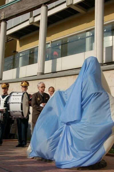 Памятник Шерлоку Холмсу в Москве, 2010-е: церемония открытия под синим покрывалом