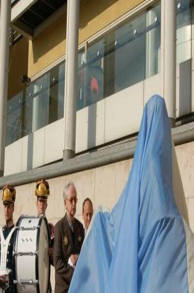 Памятник Шерлоку Холмсу в Москве, 2010-е: церемония открытия под синим покрывалом