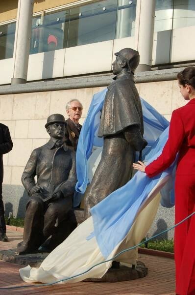 Памятник Шерлоку Холмсу в Москве: открытие сине-белой тканью
