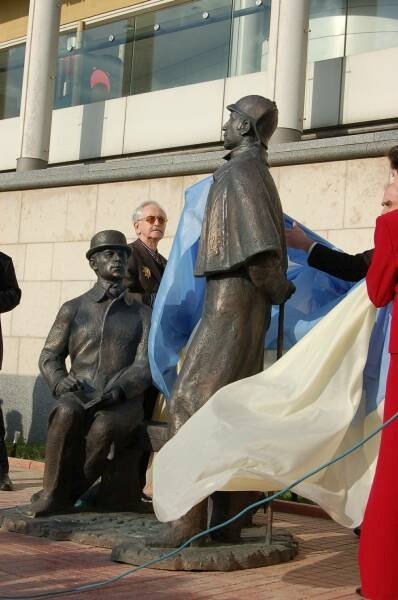 Памятник Шерлоку Холмсу в Москве, 2010-е: открытие сине-белым полотном