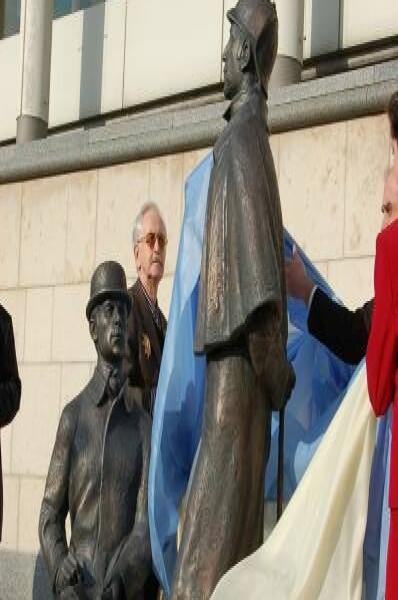 Памятник Шерлоку Холмсу в Москве, 2010-е: открытие сине-белым полотном
