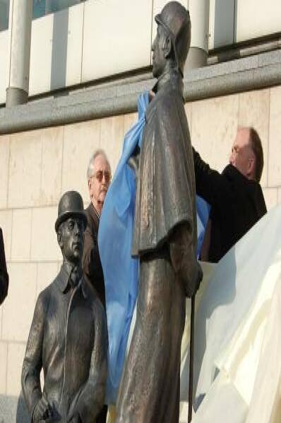 Памятник Шерлоку Холмсу и доктору Ватсону в процессе открытия