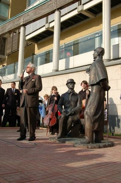 Памятник Шерлоку Холмсу в Москве, 2010-е: скульптуры и оратор у подножия