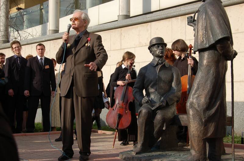 Памятник Шерлоку Холмсу в Москве, 2010-е: мужчина с микрофоном у бронзовой скульптуры