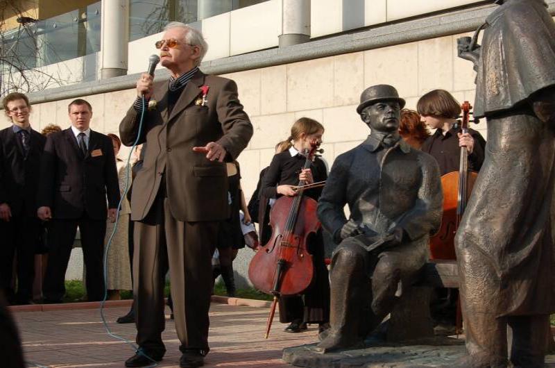 Памятник Шерлоку Холмсу в Москве, 2010-е: мужчина с микрофоном у бронзовой скульптуры