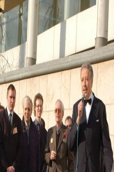 Памятник Шерлоку Холмсу в Москве, 2010-е: мужчина с микрофоном на фоне современной архитектуры
