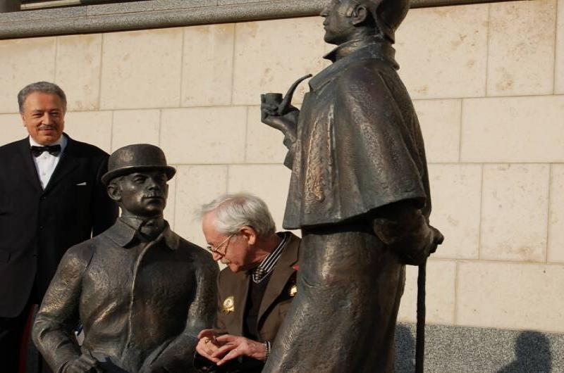 Памятник Шерлоку Холмсу в Москве: бронзовые фигуры у белой плитки
