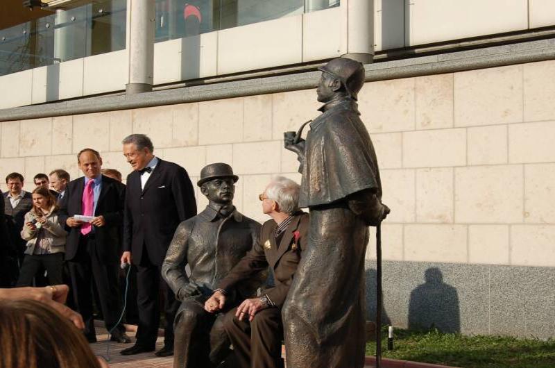 Памятник Шерлоку Холмсу в Москве: три бронзовые фигуры у современного здания