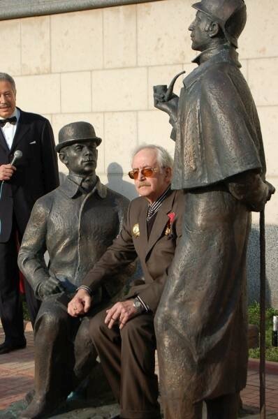 Памятник Шерлоку Холмсу и доктору Ватсону с посетителем