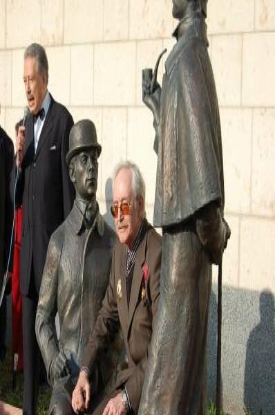 Памятник Шерлоку Холмсу в Москве: бронзовые фигуры у здания с кирпичной кладкой