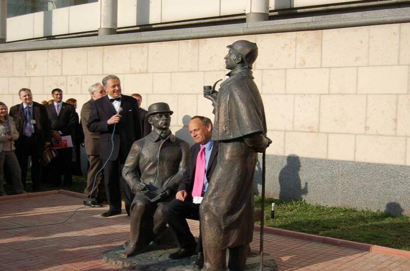Памятник Шерлоку Холмсу в Москве: бронзовые фигуры у современного здания