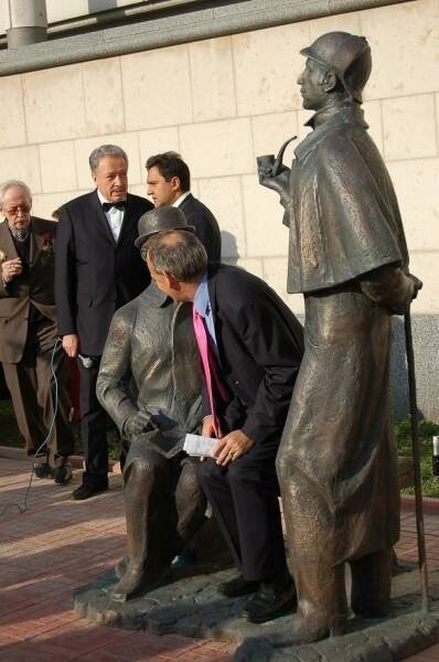 Памятник Шерлоку Холмсу в Москве, 2010-е: статуя детектива с трубкой и палкой у подножия