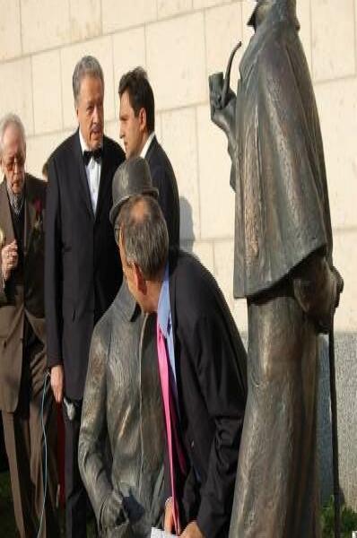 Памятник Шерлоку Холмсу в Москве, 2010-е: статуя детектива с трубкой и палкой у подножия
