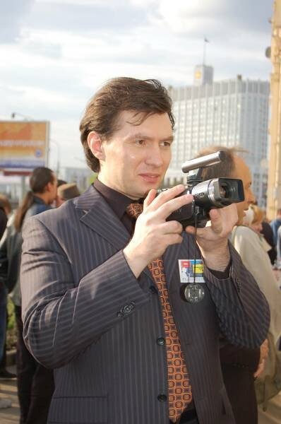 Памятник Шерлоку Холмсу в Москве: мужчина с видеокамерой у подножия монумента