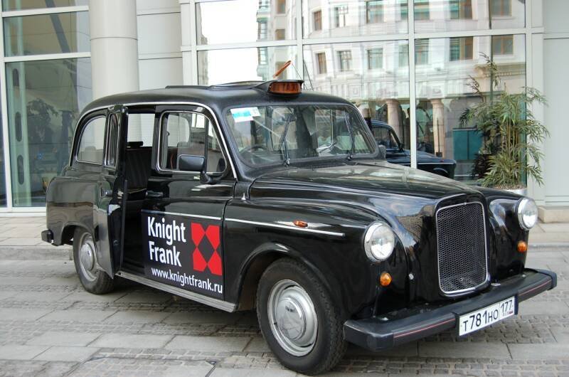 Чёрный такси Knight Frank у памятника Шерлоку Холмсу в Москве