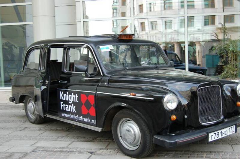 Чёрный такси Knight Frank у памятника Шерлоку Холмсу в Москве