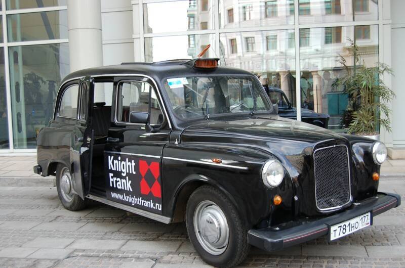 Памятник Шерлоку Холмсу в Москве: чёрный такси Knight Frank у входа в здание