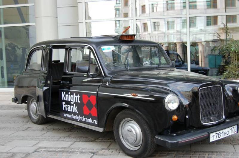 Памятник Шерлоку Холмсу в Москве: чёрный такси Knight Frank у входа в здание