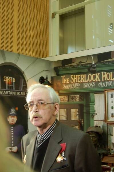 Памятник Шерлоку Холмсу в Москве: мужчина у вывески «The Sherlock Hol»