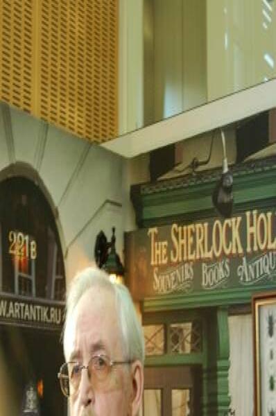 Памятник Шерлоку Холмсу в Москве: мужчина у вывески «The Sherlock Hol»