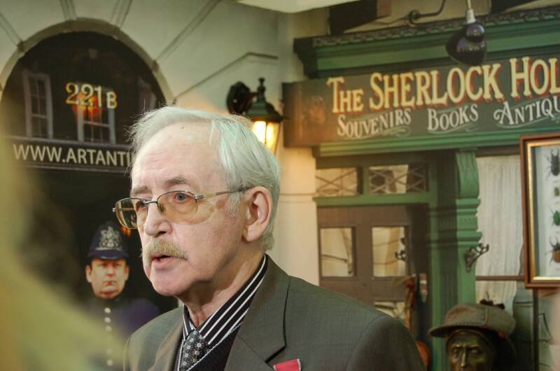 Памятник Шерлоку Холмсу в Москве: зелёный фасад с вывеской «The Sherlock Holmes»