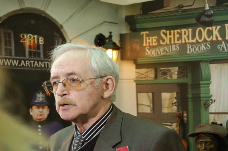 Памятник Шерлоку Холмсу в Москве: зелёный фасад с вывеской «The Sherlock Holmes»