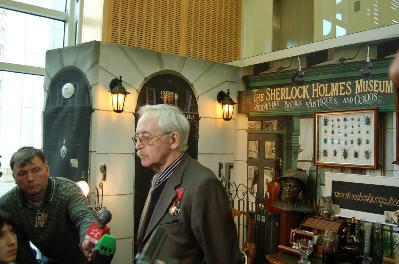 Памятник Шерлоку Холмсу в Москве: вход в музей с вывеской «The Sherlock Holmes Museum»