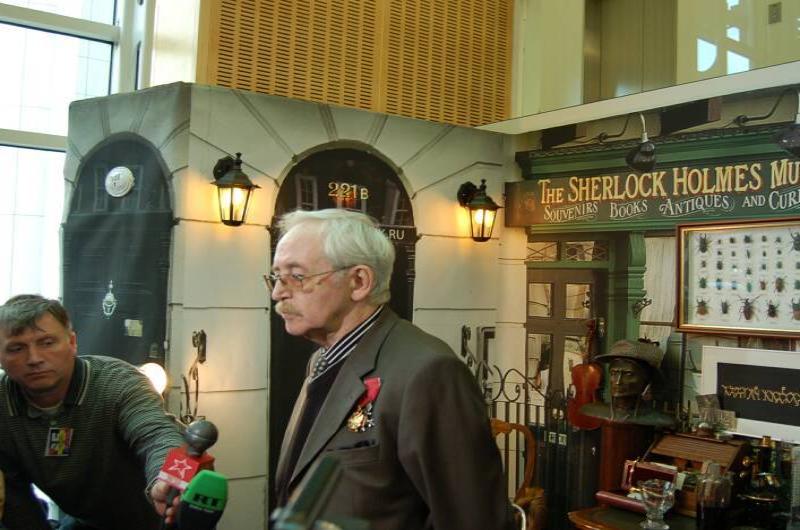Памятник Шерлоку Холмсу в Москве: вход в музей с вывеской «The Sherlock Holmes Museum»