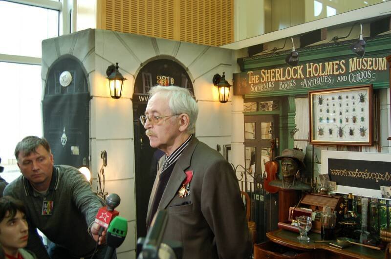 Памятник Шерлоку Холмсу в Москве: фасад магазина с вывеской «The Sherlock Holmes Museum»
