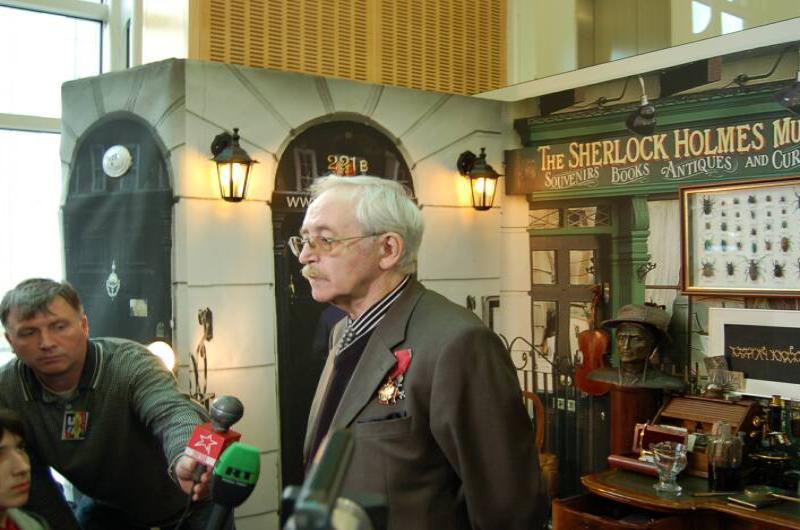 Памятник Шерлоку Холмсу в Москве: фасад магазина с вывеской «The Sherlock Holmes Museum»