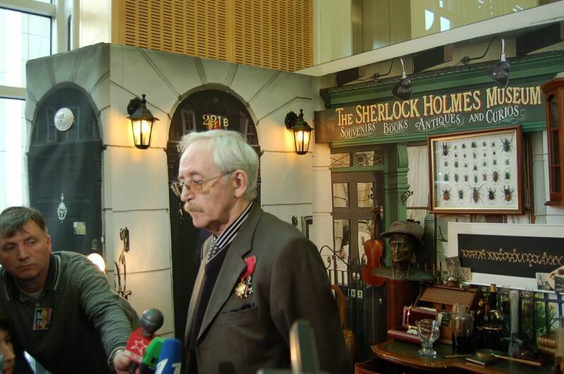 Памятник Шерлоку Холмсу в Москве: вход в музей с вывеской «The Sherlock Holmes Museum»