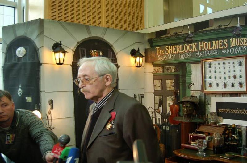 Памятник Шерлоку Холмсу в Москве: вход в музей с вывеской «The Sherlock Holmes Museum»