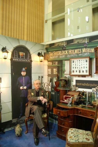 Памятник Шерлоку Холмсу в Москве: кабинет детектива и коллекция редкостей