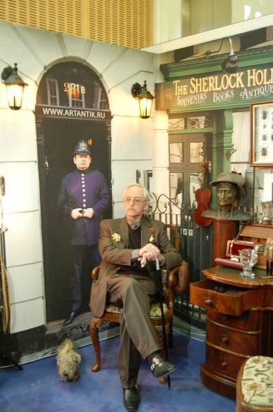 Памятник Шерлоку Холмсу в Москве: уютный уголок с витриной 'The Sherlock Holmes'