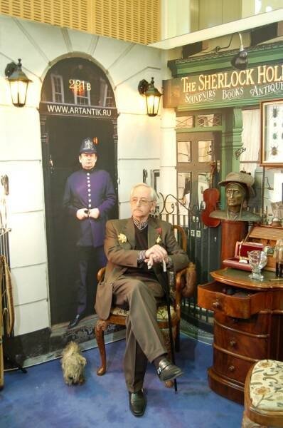Памятник Шерлоку Холмсу в Москве: кабинет с бронзовой головой и «The Sherlock Holmes Souvenirs»