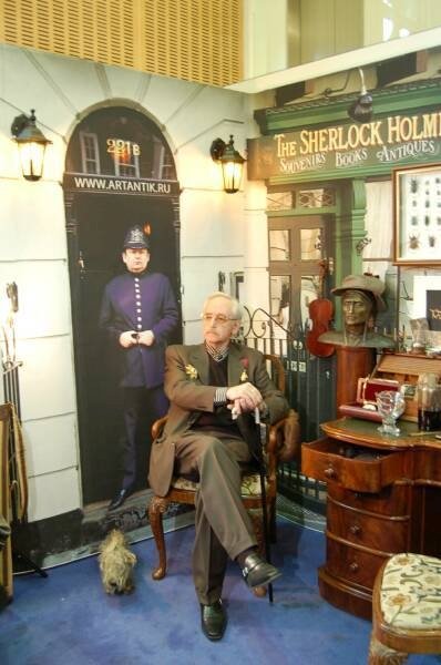 Памятник Шерлоку Холмсу в Москве: старинный магазин с вывеской «The Sherlock Holmes»