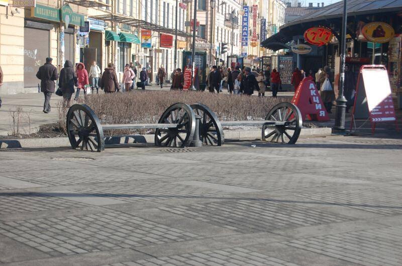 Санкт-Петербург, 2006: бетонная скамья с колёсами у Невского проспекта