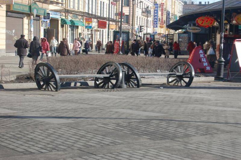 Санкт-Петербург, 2006: бетонная скамья с колёсами у Невского проспекта