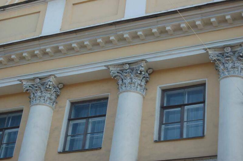 Санкт-Петербург, 2006: колонны с капителями в стиле коринфского ордера на фасаде здания