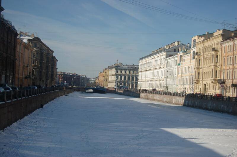 Зима 2006 на замерзшем канале в центре Петербурга