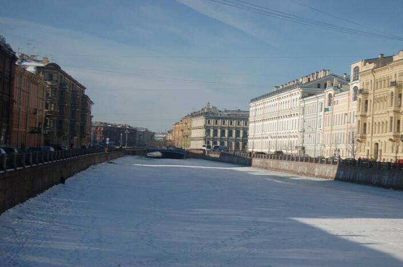 Зима 2006 на замерзшем канале в центре Петербурга