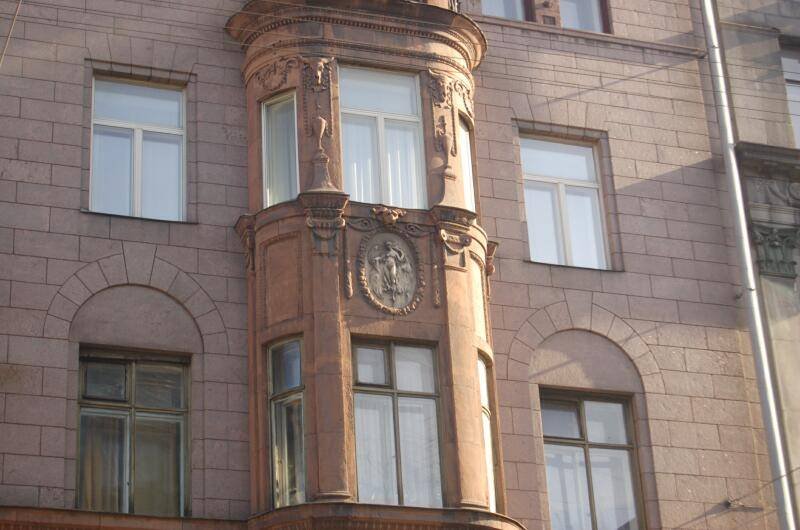 Санкт-Петербург, 2006: балкон из розового гранита на доме в стиле модерн