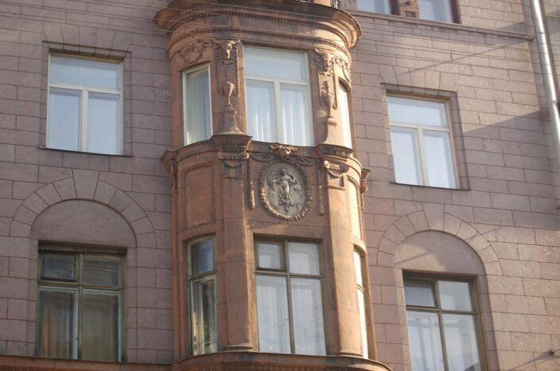 Санкт-Петербург, 2006: балкон из розового гранита на доме в стиле модерн