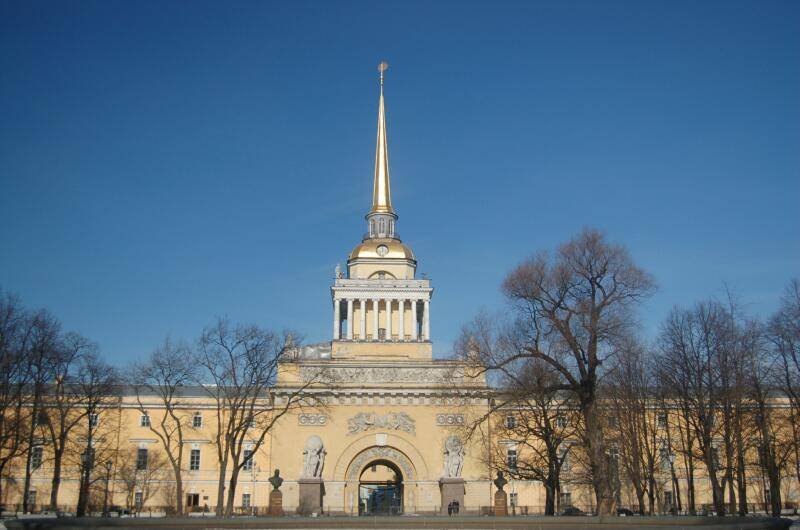 Адмиралтейство в Санкт-Петербурге, 2006: золотой шпиль над пустыми аллеями
