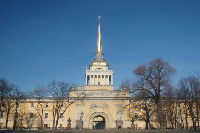 Адмиралтейство в Санкт-Петербурге, 2006: золотой шпиль над пустыми аллеями