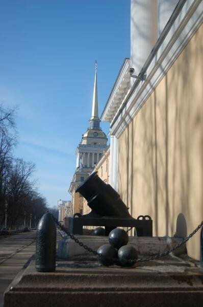 Пушка у здания Адмиралтейства, Санкт-Петербург, 2006