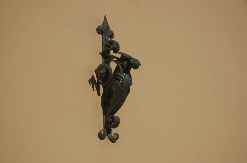 Санкт-Петербург, 2006: кованая деталь фасада в стиле барокко