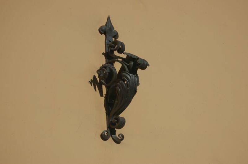 Санкт-Петербург, 2006: кованая деталь фасада в стиле барокко
