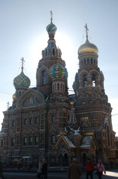 Спас на Крови в Санкт-Петербурге, 2006: золотые и мозаичные купола под ясным небом